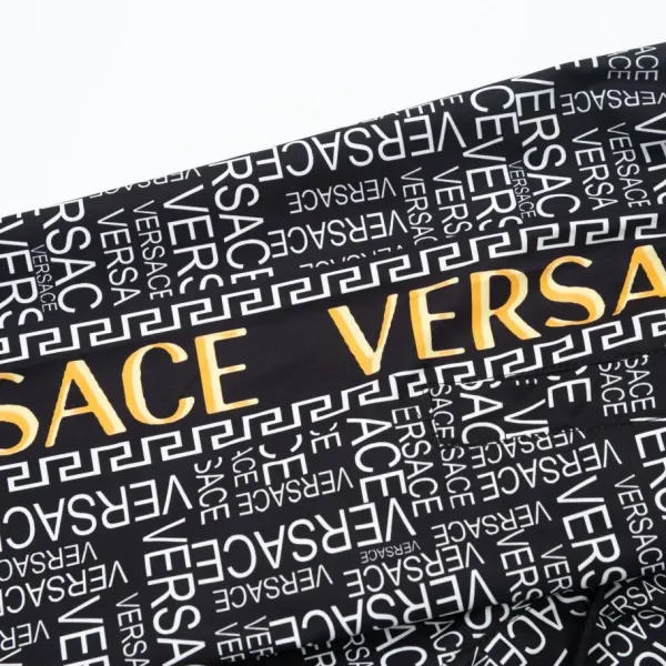 【VERSACE  公式旗艦店】ヴェルサーチ  ショートパンツ  ご好評に付き再入荷！
