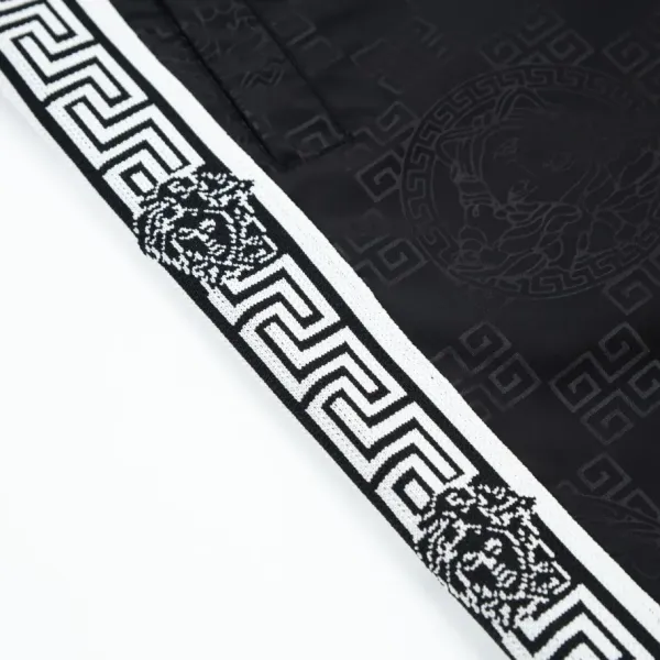 【VERSACE  公式旗艦店】ヴェルサーチ  ショートパンツ  ご好評に付き再入荷！