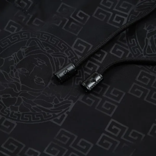 【VERSACE  公式旗艦店】ヴェルサーチ  ショートパンツ  ご好評に付き再入荷！