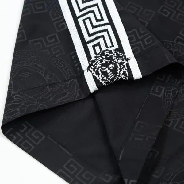 【VERSACE  公式旗艦店】ヴェルサーチ  ショートパンツ  ご好評に付き再入荷！