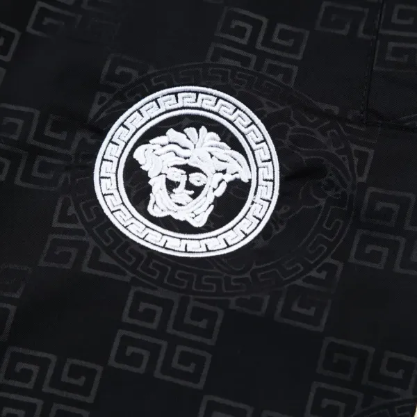 【VERSACE  公式旗艦店】ヴェルサーチ  ショートパンツ  ご好評に付き再入荷！
