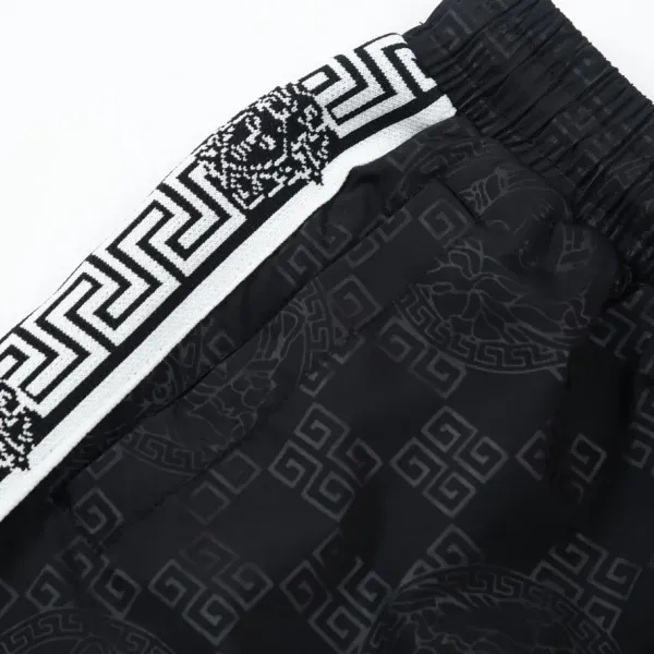【VERSACE  公式旗艦店】ヴェルサーチ  ショートパンツ  ご好評に付き再入荷！