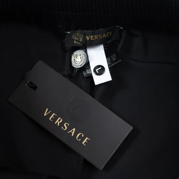 【VERSACE  公式旗艦店】ヴェルサーチ  ショートパンツ  ご好評に付き再入荷！