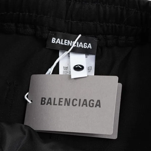【BALENCIAGA  公式旗艦店】バレンシアガ  ショートパンツご好評に付き再入荷！250227