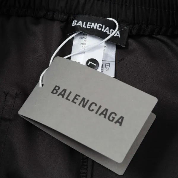 【BALENCIAGA  公式旗艦店】バレンシアガ   ショートパンツご好評に付き再入荷！250227