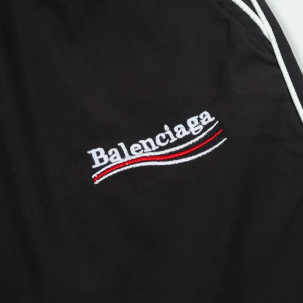 【BALENCIAGA  公式旗艦店】バレンシアガ   ショートパンツご好評に付き再入荷！250227