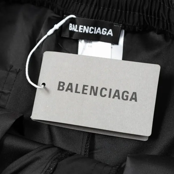 【BALENCIAGA  公式旗艦店】バレンシアガ   ショートパンツご好評に付き再入荷！250227