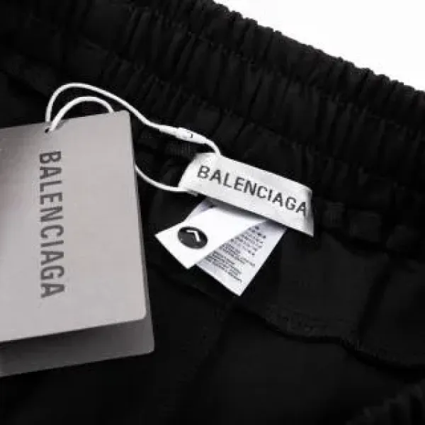 【BALENCIAGA  公式旗艦店】バレンシアガ  ショートパンツご好評に付き再入荷！250227