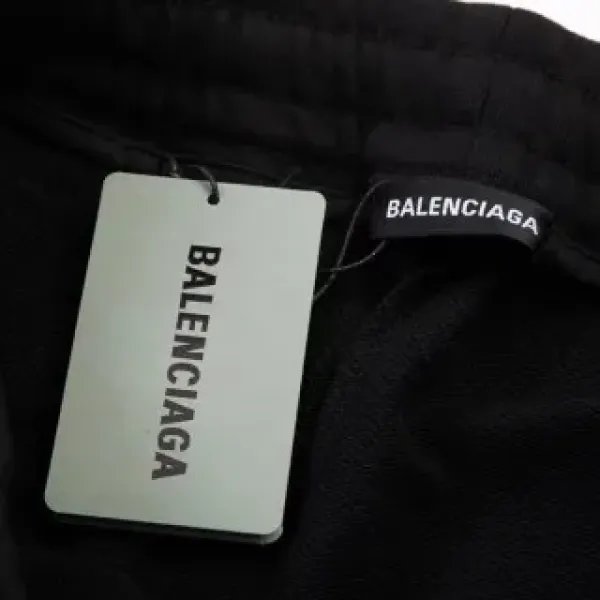 【BALENCIAGA  公式旗艦店】バレンシアガ  ショートパンツご好評に付き再入荷！250227