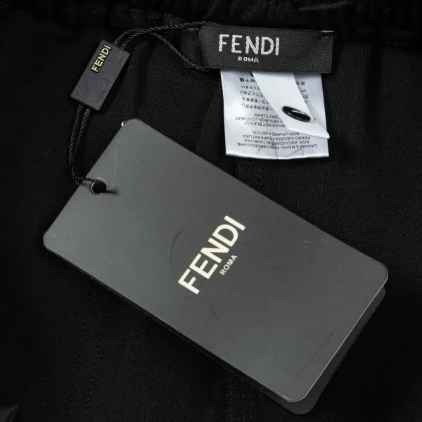 【FENDI  公式旗艦店】フェンディ  ショートパンツご好評に付き再入荷！250226