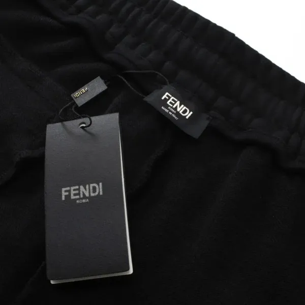 【FENDI 公式旗艦店】フェンディ ショートパンツご好評に付き再入荷!250226 【FENDI 公式旗艦店】フェンディ ショートパンツご好評に付き再入荷!250226