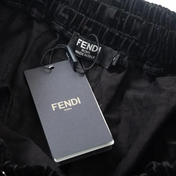 【FENDI   公式旗艦店】フェンディ  ショートパンツご好評に付き再入荷！250226