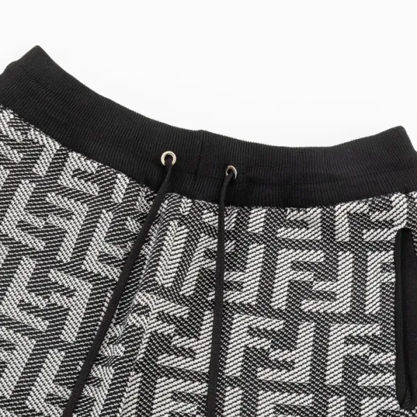 【FENDI  公式旗艦店】フェンディ   ショートパンツご好評に付き再入荷！