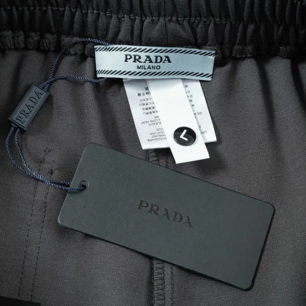 【PRADA  公式旗艦店】プラダ ショートパンツご好評に付き再入荷！250227