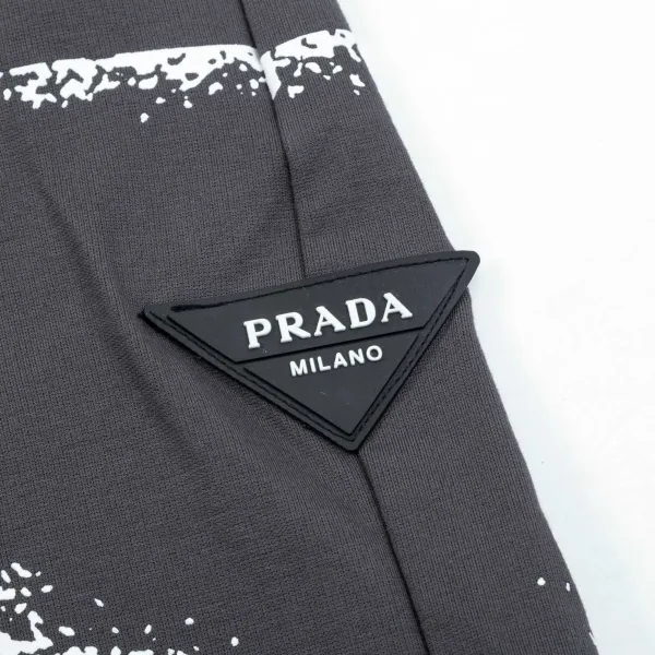 【PRADA  公式旗艦店】プラダ ショートパンツご好評に付き再入荷！250227