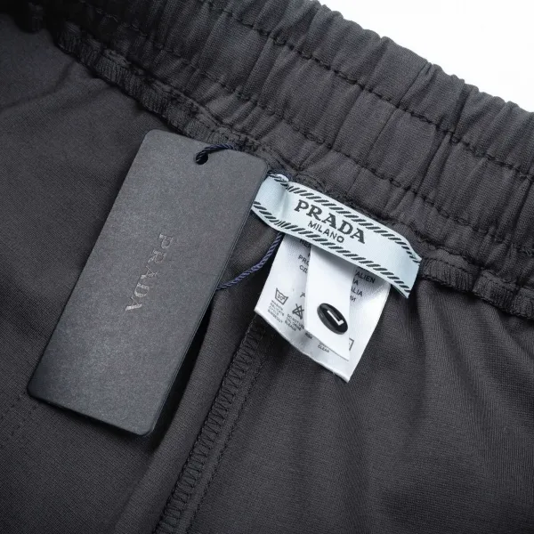 【PRADA  公式旗艦店】プラダ ショートパンツご好評に付き再入荷！250227