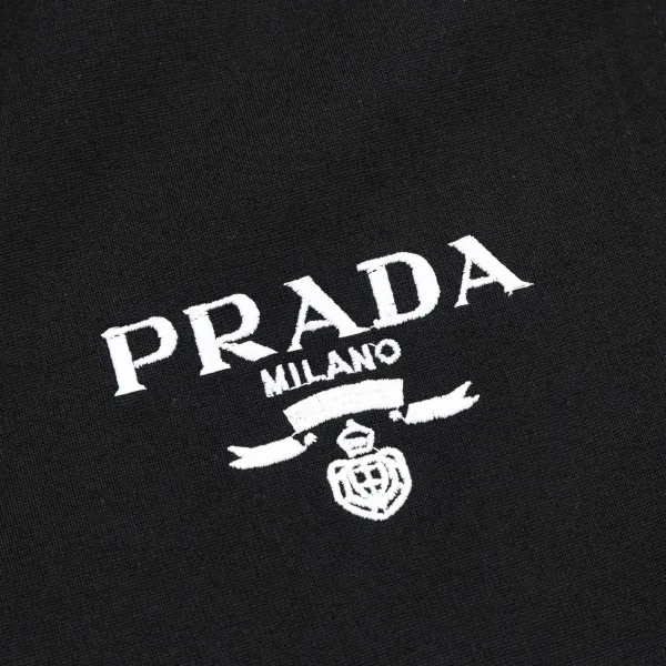 【PRADA  公式旗艦店】プラダ ショートパンツご好評に付き再入荷！250227