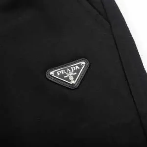 【PRADA  公式旗艦店】プラダ ショートパンツご好評に付き再入荷！250227