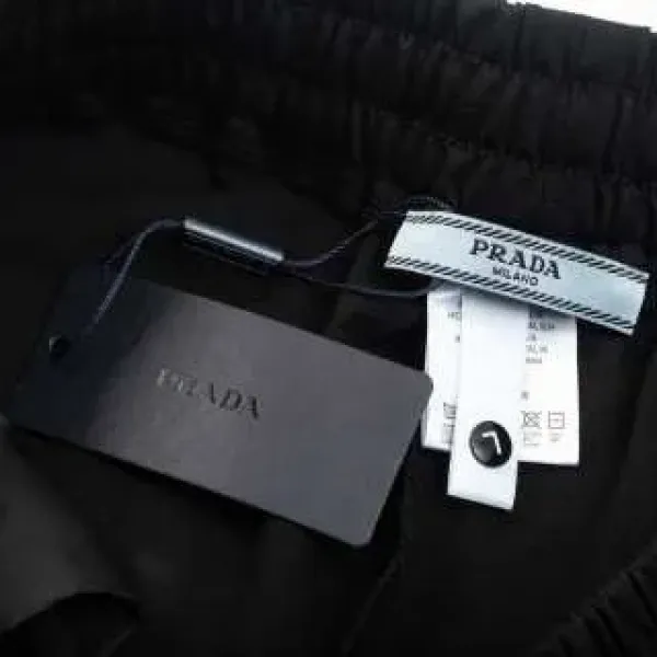 【PRADA  公式旗艦店】プラダ ショートパンツご好評に付き再入荷！250227