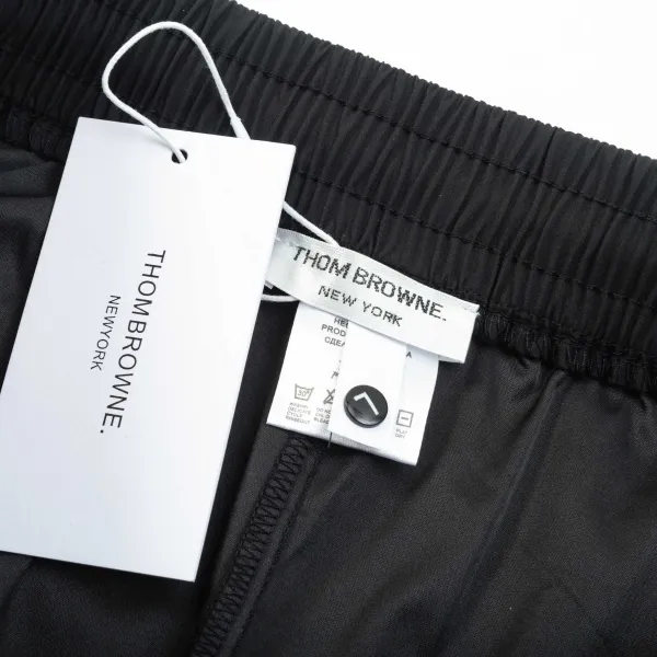 【ThomBrowne   公式旗艦店】トムブラウン  ショートパンツご好評に付き再入荷！250227