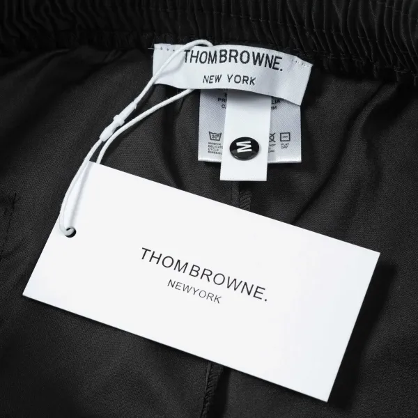 【ThomBrowne   公式旗艦店】トムブラウン  ショートパンツご好評に付き再入荷！250227
