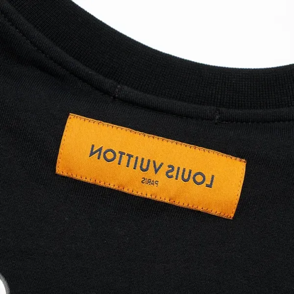 LV 【LOUIS VUITTON 公式旗艦店】ルイヴィトン 丸首の衛衣 スウェット ご好評に付き再入荷 240902 LV 【LOUIS VUITTON 公式旗艦店】ルイヴィトン 丸首の衛衣 スウェット ご好評に付き再入荷 240902