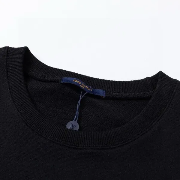 LV 【LOUIS VUITTON 公式旗艦店】ルイヴィトン 丸首の衛衣 スウェット ご好評に付き再入荷 240902 LV 【LOUIS VUITTON 公式旗艦店】ルイヴィトン 丸首の衛衣 スウェット ご好評に付き再入荷 240902