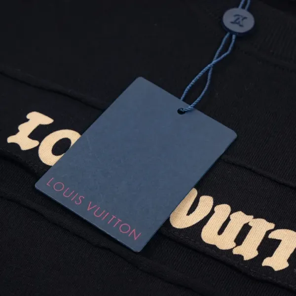 LV 【LOUIS VUITTON 公式旗艦店】ルイヴィトン 丸首の衛衣 スウェット ご好評に付き再入荷 240902 LV 【LOUIS VUITTON 公式旗艦店】ルイヴィトン 丸首の衛衣 スウェット ご好評に付き再入荷 240902