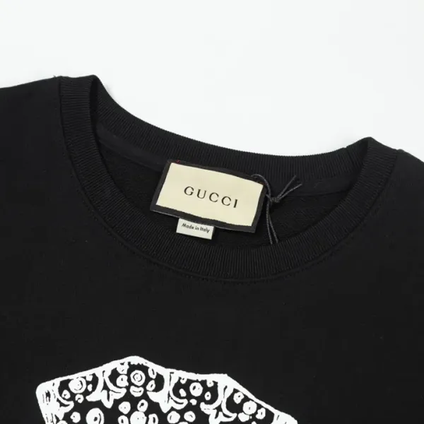 【GUCCI  公式旗艦店】グッチ 丸首の衛衣 スウェットご好評に付き再入荷 240902