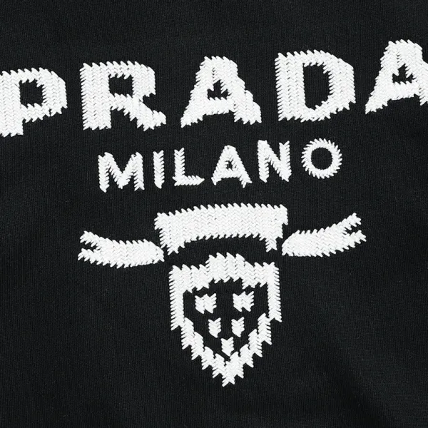 【PRADA 公式旗艦店】プラダ  丸首の衛衣 スウェットご好評に付き再入荷 240925