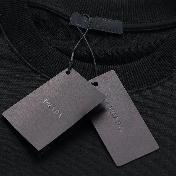 【PRADA 公式旗艦店】プラダ 丸首の衛衣 スウェットご好評に付き再入荷 240925 【PRADA 公式旗艦店】プラダ 丸首の衛衣 スウェットご好評に付き再入荷 240925