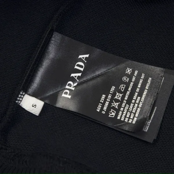 【PRADA 公式旗艦店】プラダ 丸首の衛衣 スウェットご好評に付き再入荷 240925 【PRADA 公式旗艦店】プラダ 丸首の衛衣 スウェットご好評に付き再入荷 240925