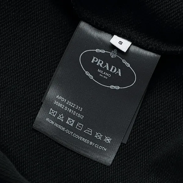 【PRADA 公式旗艦店】プラダ 丸首の衛衣 スウェットご好評に付き再入荷 240828 【PRADA 公式旗艦店】プラダ 丸首の衛衣 スウェットご好評に付き再入荷 240828