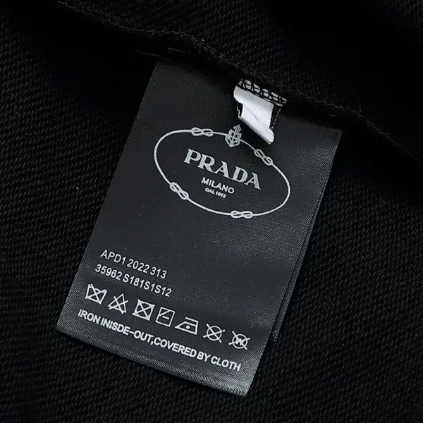 【PRADA 公式旗艦店】プラダ  丸首の衛衣 スウェットご好評に付き再入荷 240809