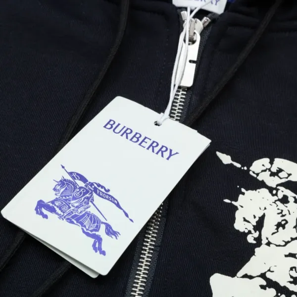 【BURBERRY 公式旗艦店】バーバリー パーカースウェットご好評に付き再入荷!241127 【BURBERRY 公式旗艦店】バーバリー パーカースウェットご好評に付き再入荷!241127