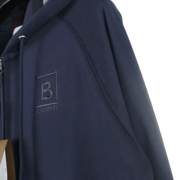 【BURBERRY  公式旗艦店】バーバリー パーカースウェットご好評に付き再入荷！241113