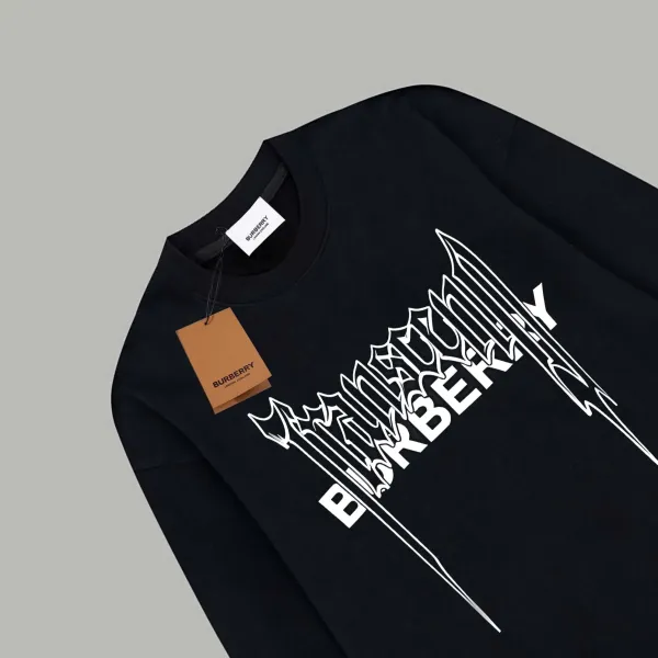 【BURBERRY   公式旗艦店】バーバリー   丸首の衛衣 スウェットご好評に付き再入荷 241025