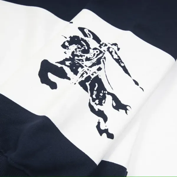 【BURBERRY   公式旗艦店】バーバリー   丸首の衛衣 スウェットご好評に付き再入荷 241025