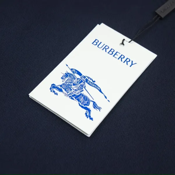 【BURBERRY   公式旗艦店】バーバリー   丸首の衛衣 スウェットご好評に付き再入荷 241025