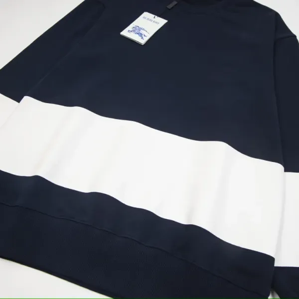 【BURBERRY   公式旗艦店】バーバリー   丸首の衛衣 スウェットご好評に付き再入荷 241025