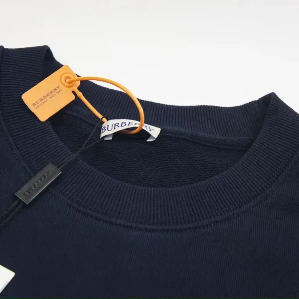 【BURBERRY   公式旗艦店】バーバリー   丸首の衛衣 スウェットご好評に付き再入荷 241025