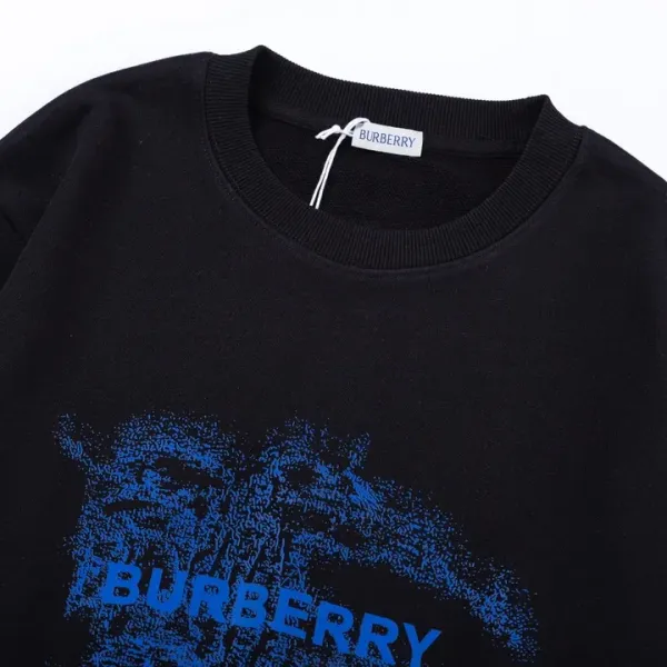 【BURBERRY 公式旗艦店】バーバリー  丸首の衛衣 スウェット ご好評に付き再入荷240829