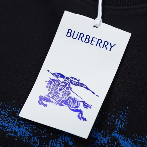 【BURBERRY 公式旗艦店】バーバリー  丸首の衛衣 スウェット ご好評に付き再入荷240829