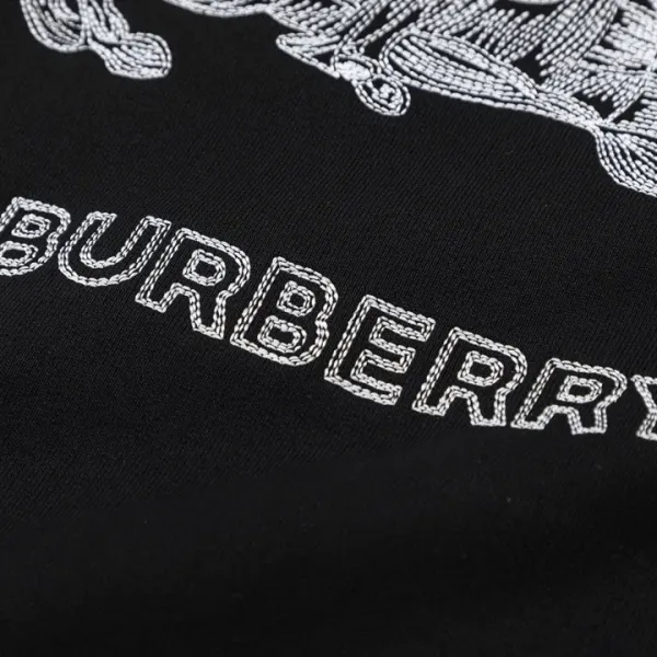 【BURBERRY  公式旗艦店】バーバリー パーカースウェットご好評に付き再入荷 240805