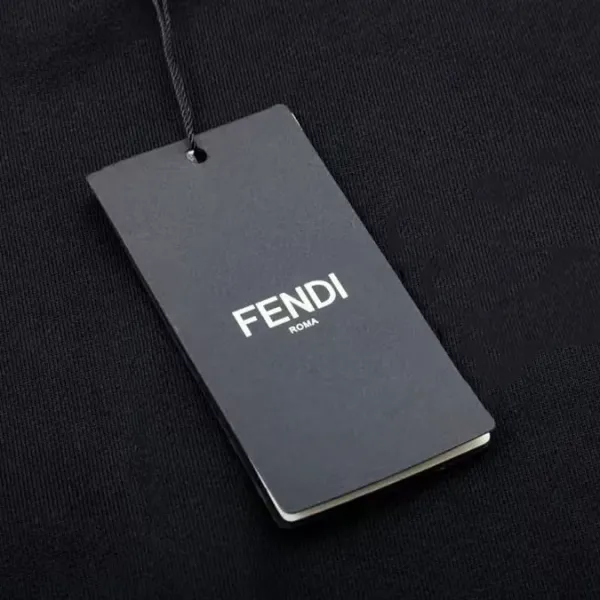 【FENDI 公式旗艦店】フェンディ 丸首の衛衣 スウェットご好評に付き再入荷!250110 【FENDI 公式旗艦店】フェンディ 丸首の衛衣 スウェットご好評に付き再入荷!250110