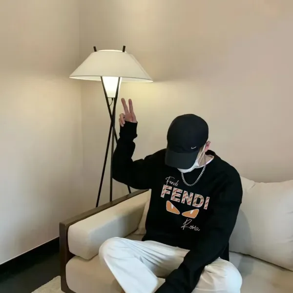 【FENDI 公式旗艦店】フェンディ 丸首の衛衣  スウェットご好評に付き再入荷   241114
