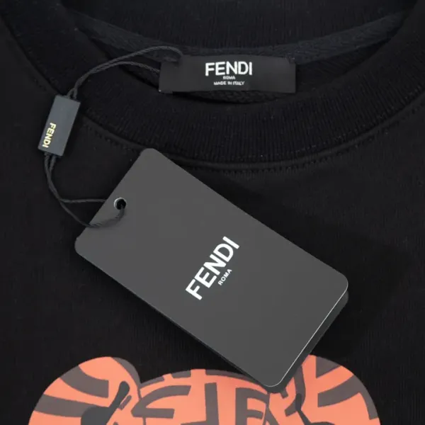【FENDI  公式旗艦店】フェンディ  丸首の衛衣 スウェット ご好評に付き再入荷  240925