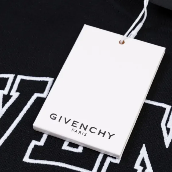 【GIVENCHY 公式旗艦店】ジバンシー  丸首の衛衣 スウェットご好評に付き再入荷！
