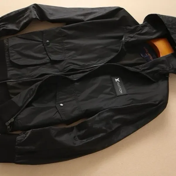 LV【LOUIS VUITTON 公式旗艦店】ルイヴィトン  ジャケット着 ご好評に付き再入荷！250106