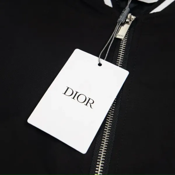 【DIOR  公式旗艦店】ディオール  ジャケット着 好評に付き再入荷！241223